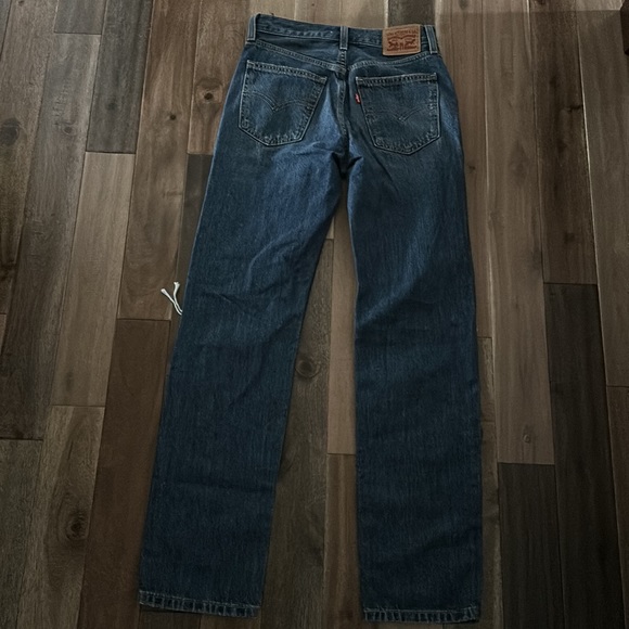 Women’s dark wash Levi’s - Picture 2 of 3